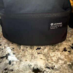 LULULEMON LIKE NEW CLEAN LINES BELT BAG IN BLACK!!